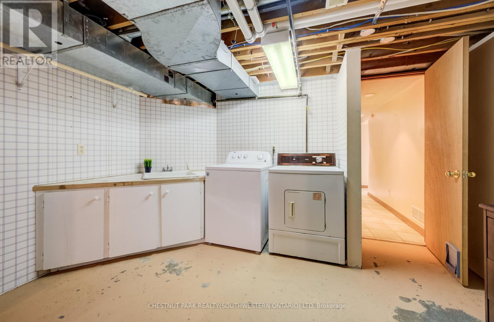 588 Krug Street, Kitchener, Ontario  N2B 1L7 - Photo 37 - X12871264