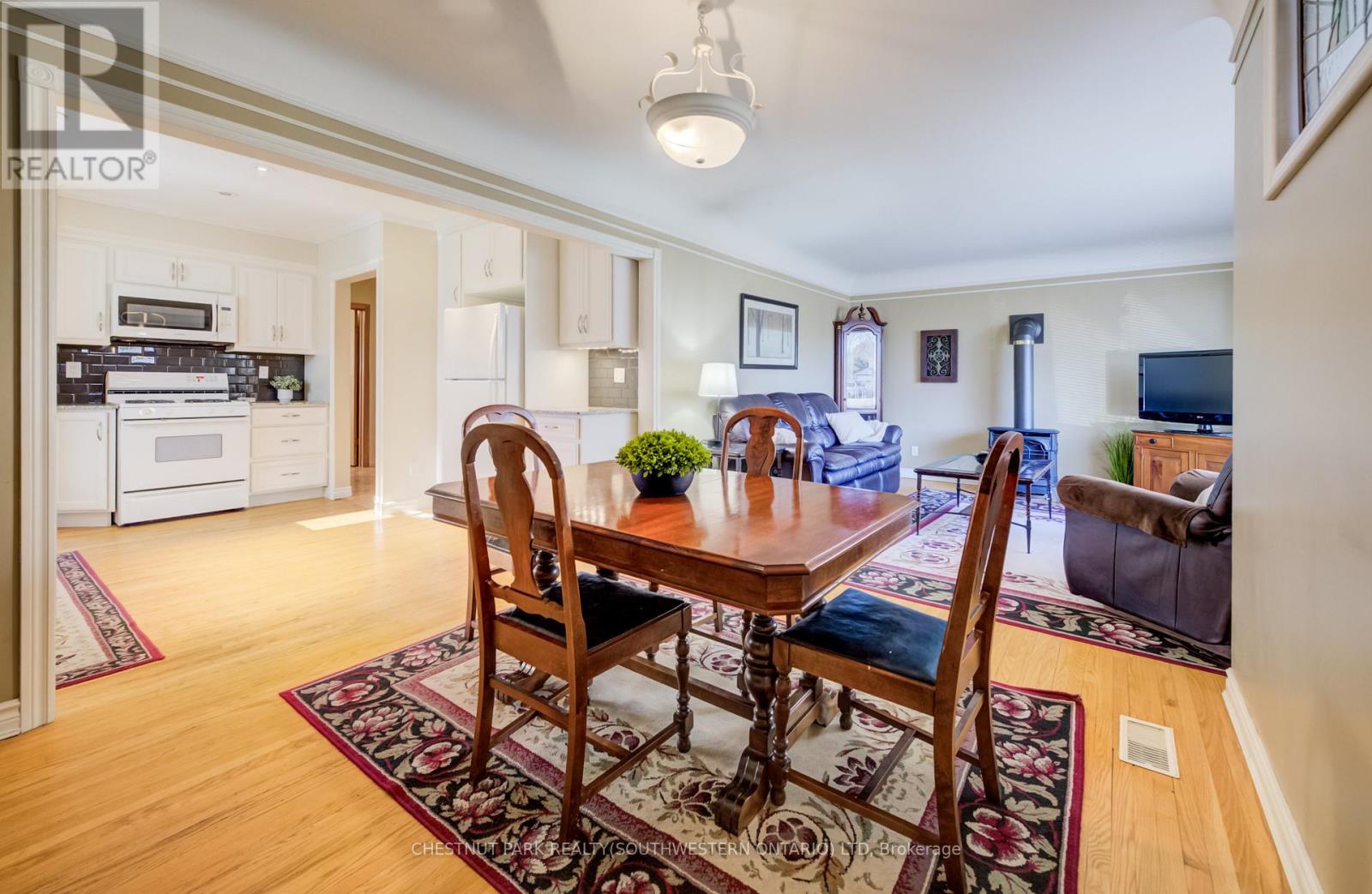 588 Krug Street, Kitchener, Ontario  N2B 1L7 - Photo 6 - X12871264