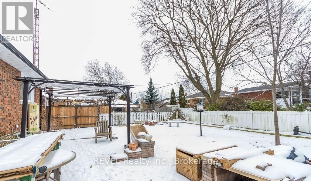 Upper - 63 Thompson Avenue, Thorold, Ontario  L2V 2N2 - Photo 10 - X12745422