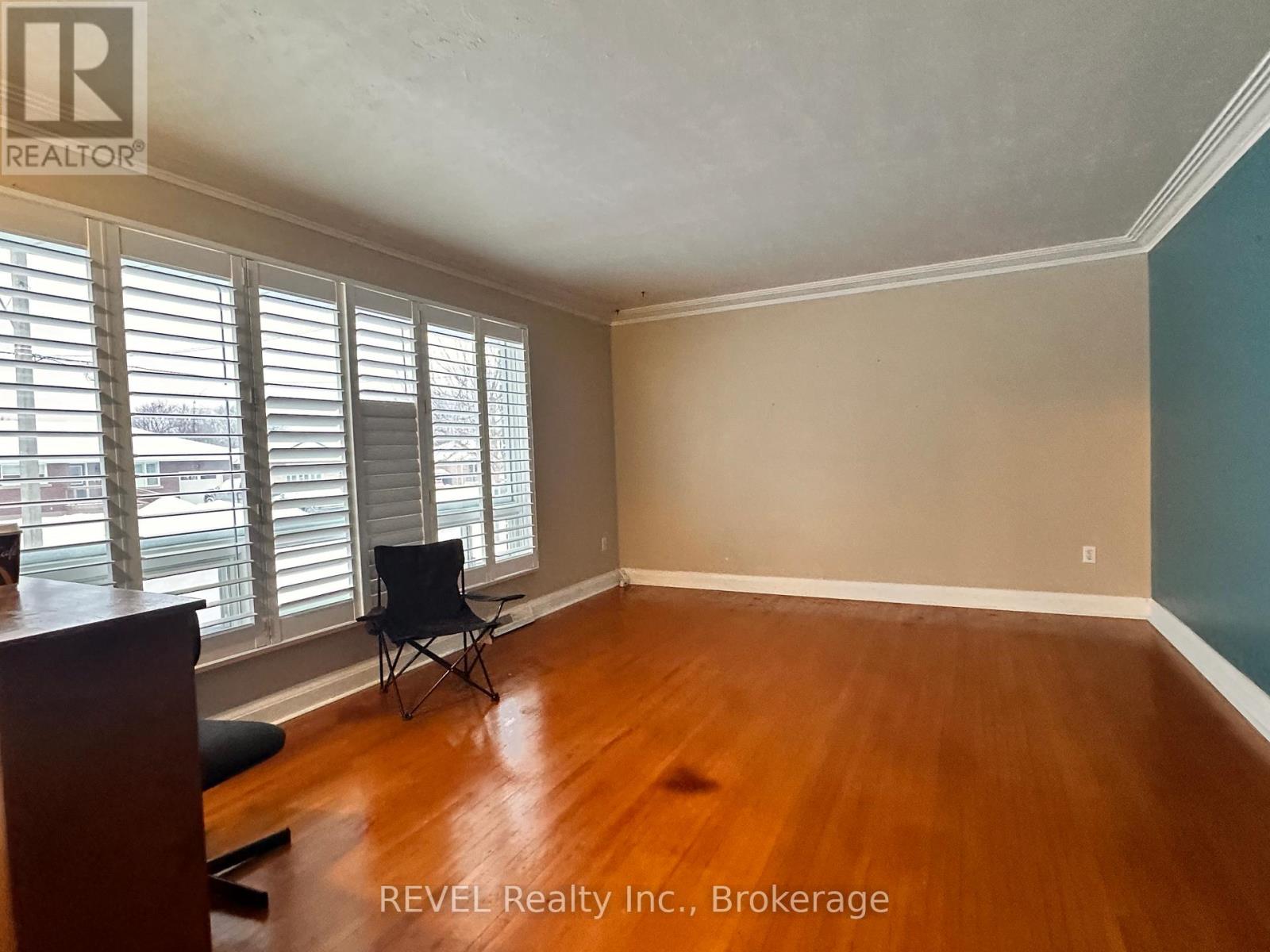 Upper - 63 Thompson Avenue, Thorold, Ontario  L2V 2N2 - Photo 2 - X12745422