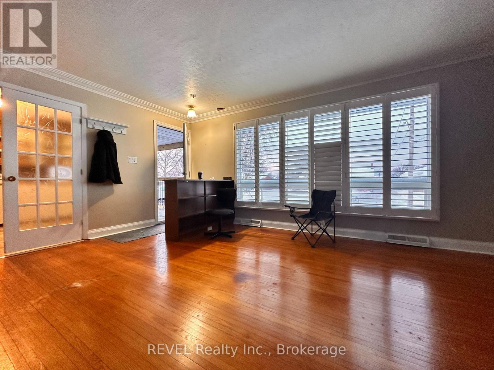 Upper - 63 Thompson Avenue, Thorold, Ontario  L2V 2N2 - Photo 3 - X12745422