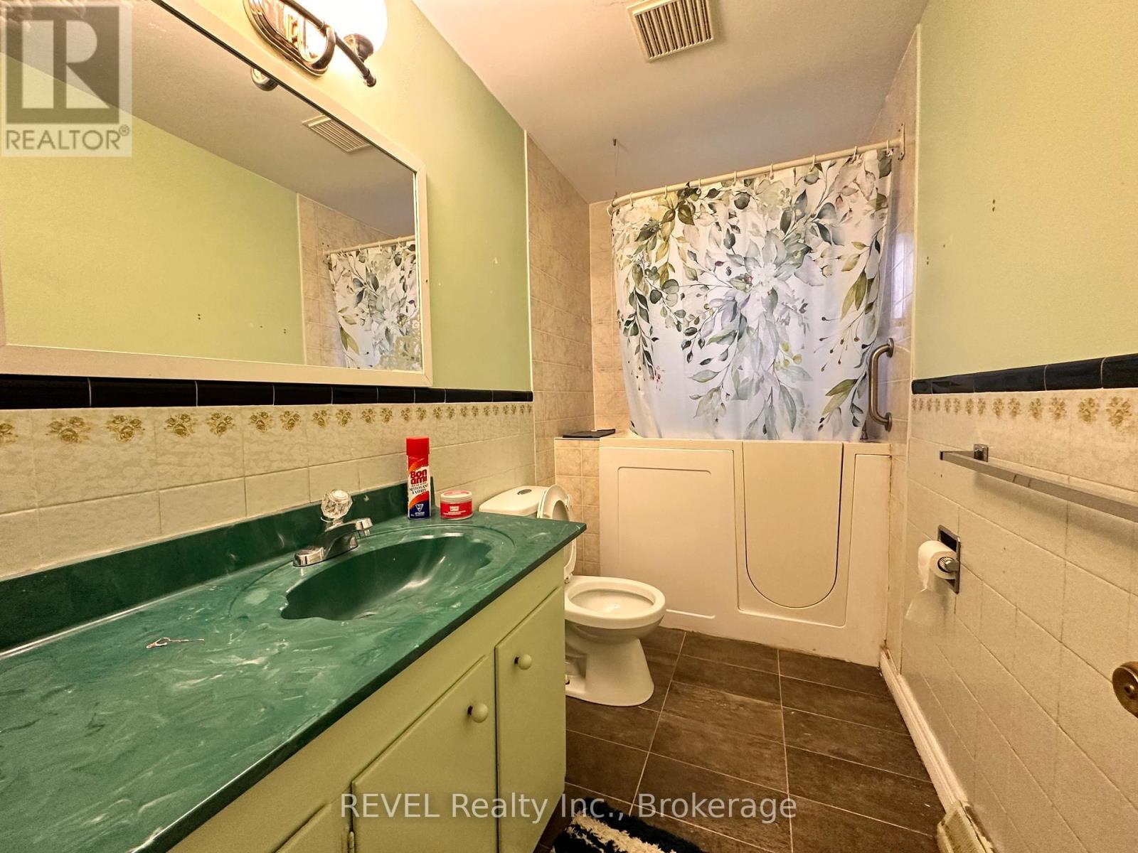 Upper - 63 Thompson Avenue, Thorold, Ontario  L2V 2N2 - Photo 9 - X12745422