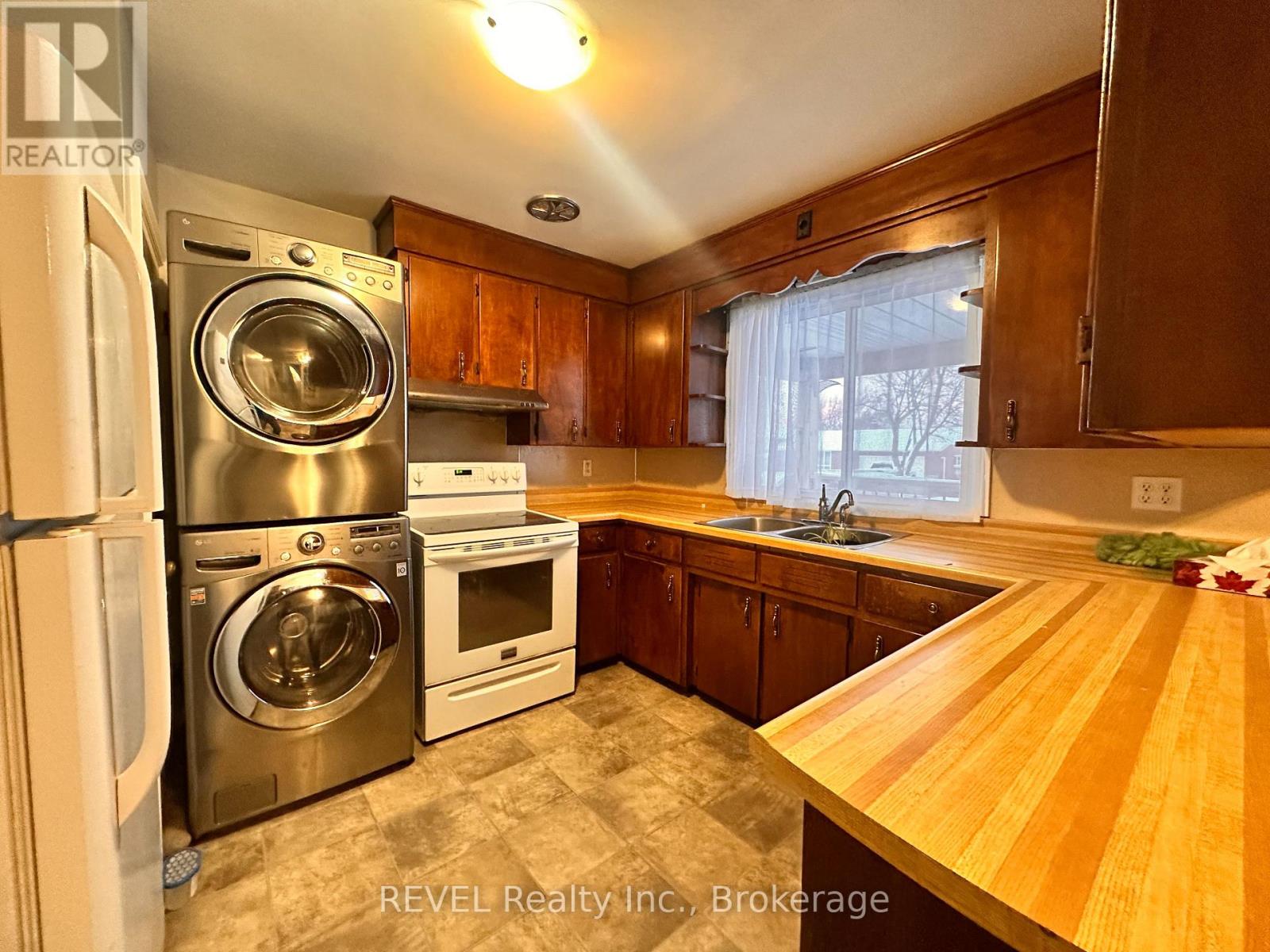 Upper - 63 Thompson Avenue, Thorold, Ontario  L2V 2N2 - Photo 4 - X12745422