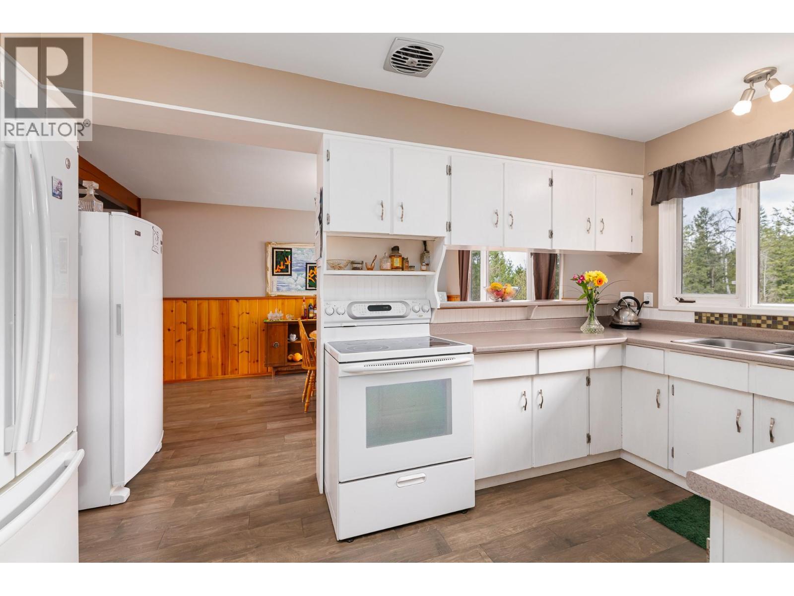 4856 32nd Street, Canyon, British Columbia  V0B 1C1 - Photo 6 - 10378434