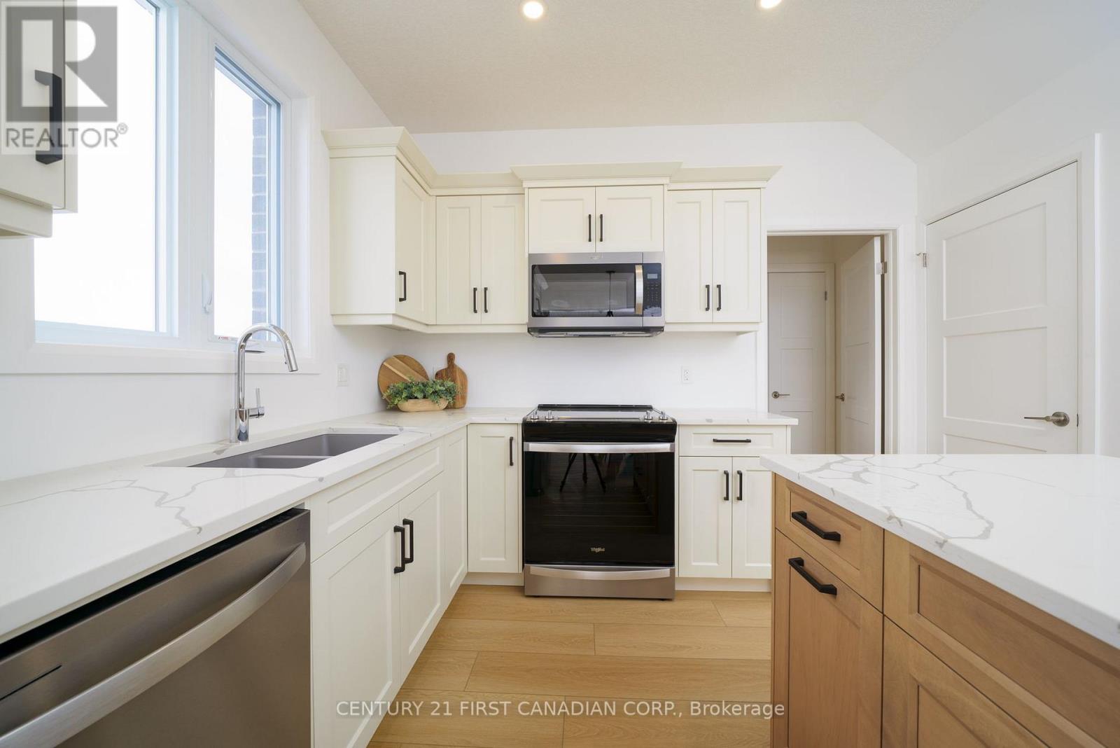 115 Atkinson Street, North Middlesex, Ontario  N0M 1A0 - Photo 10 - X12871378