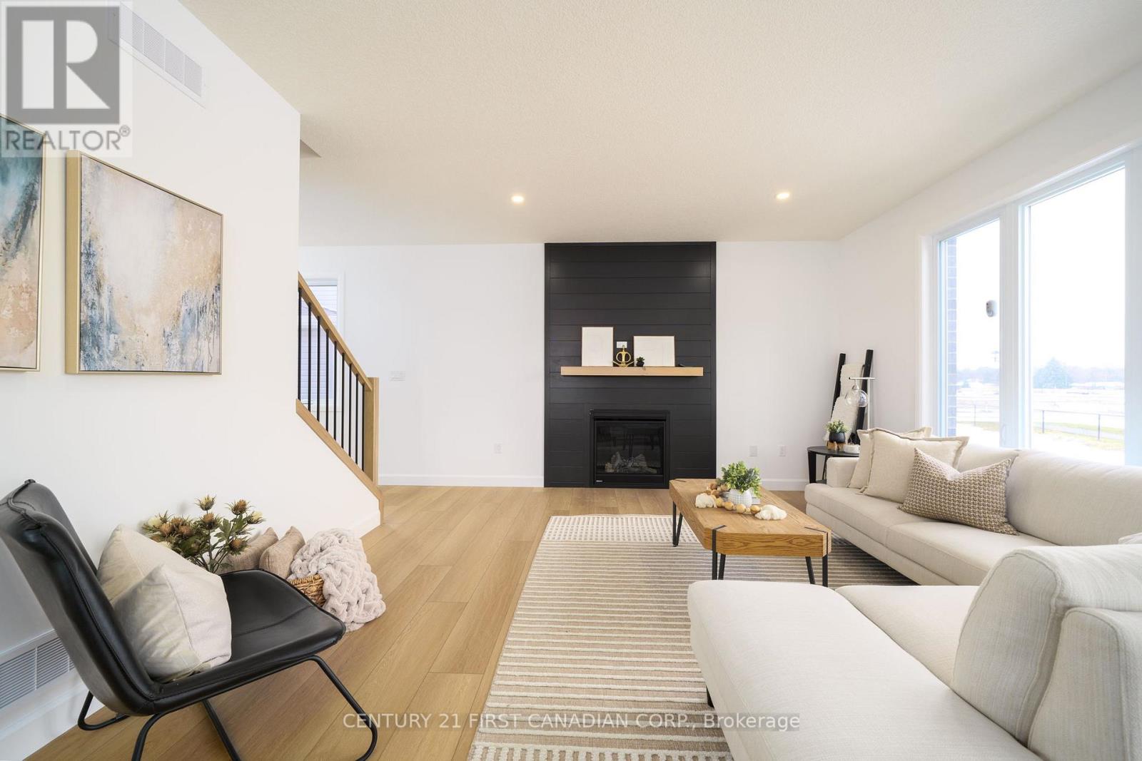 115 Atkinson Street, North Middlesex, Ontario  N0M 1A0 - Photo 7 - X12871378