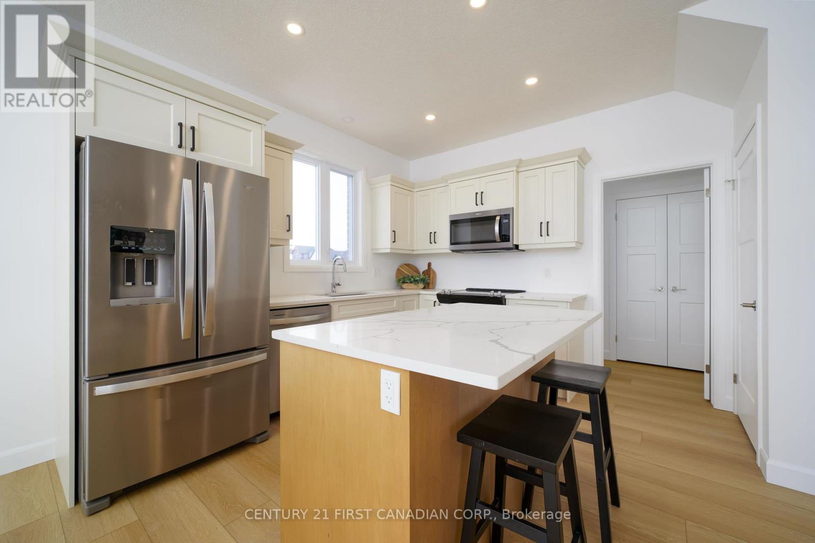 115 Atkinson Street, North Middlesex, Ontario  N0M 1A0 - Photo 8 - X12871378