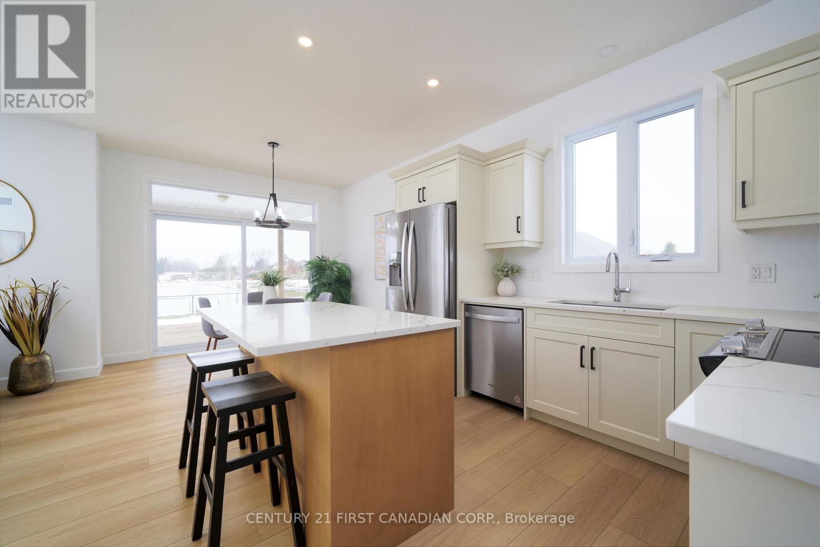 115 Atkinson Street, North Middlesex, Ontario  N0M 1A0 - Photo 9 - X12871378