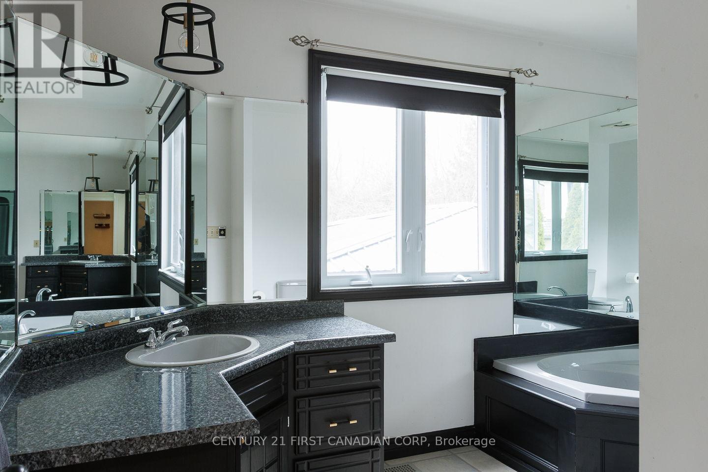 24565 Pioneer Line, West Elgin (West Lorne), Ontario  N0L 2P0 - Photo 12 - X12871606