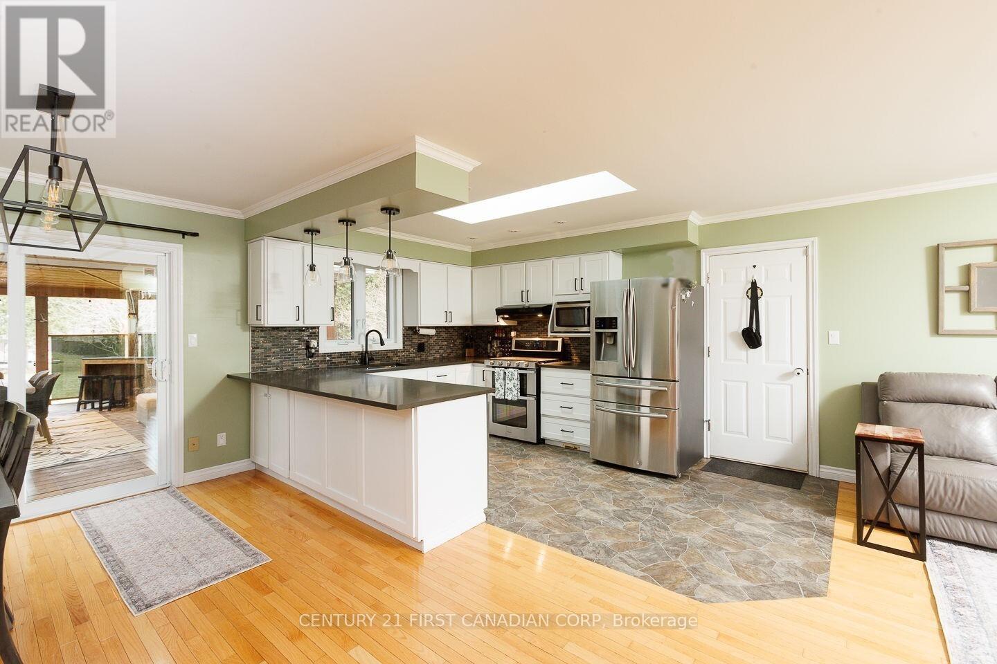 24565 Pioneer Line, West Elgin (West Lorne), Ontario  N0L 2P0 - Photo 8 - X12871606