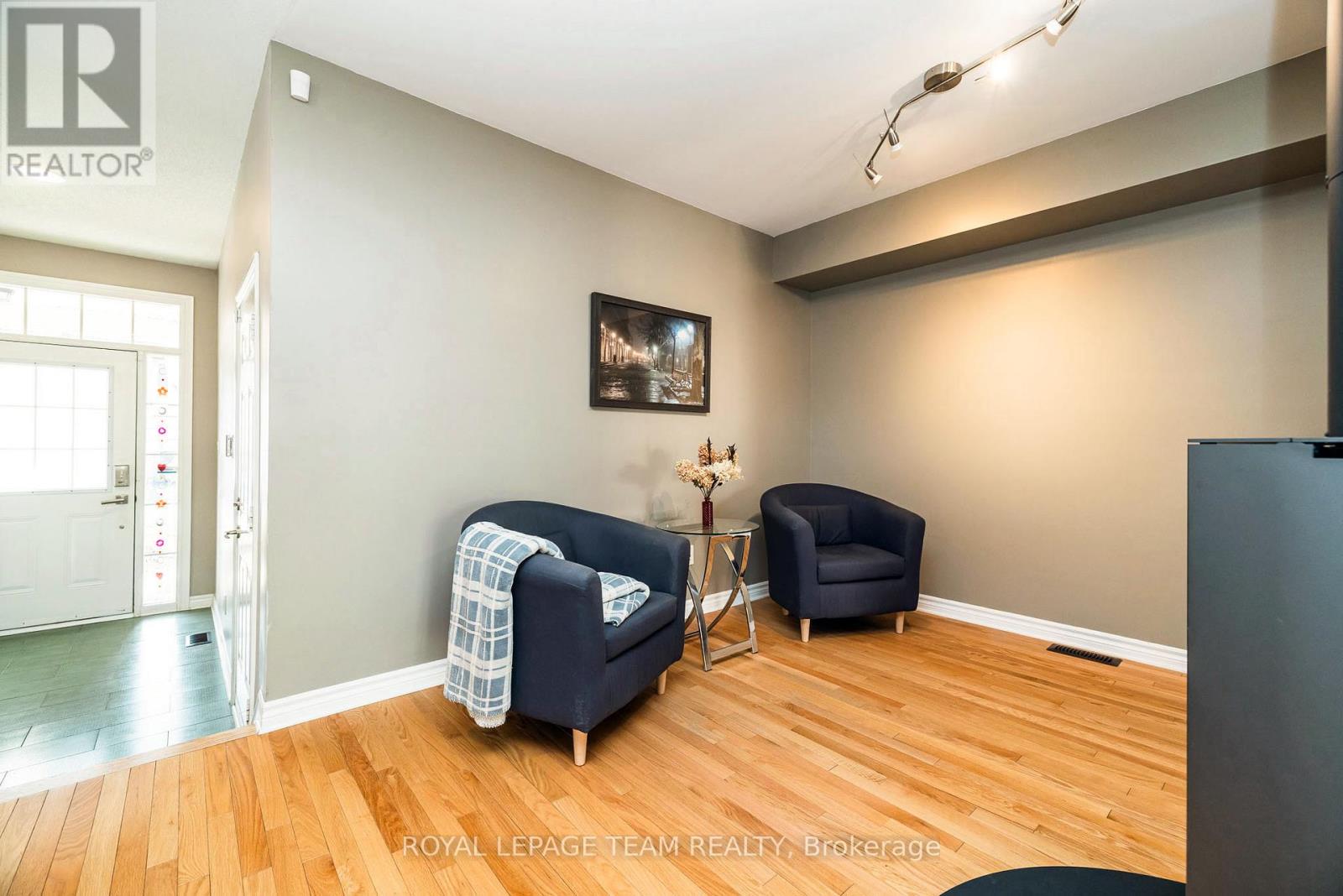 542 Remnor Avenue, Ottawa, Ontario  K2T 0A5 - Photo 5 - X12871536