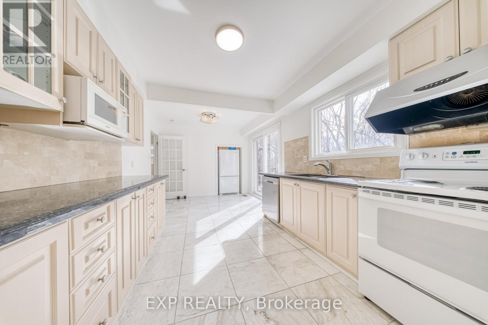 13 Carmel Court, Toronto, Ontario  M2M 4B2 - Photo 5 - C12871418