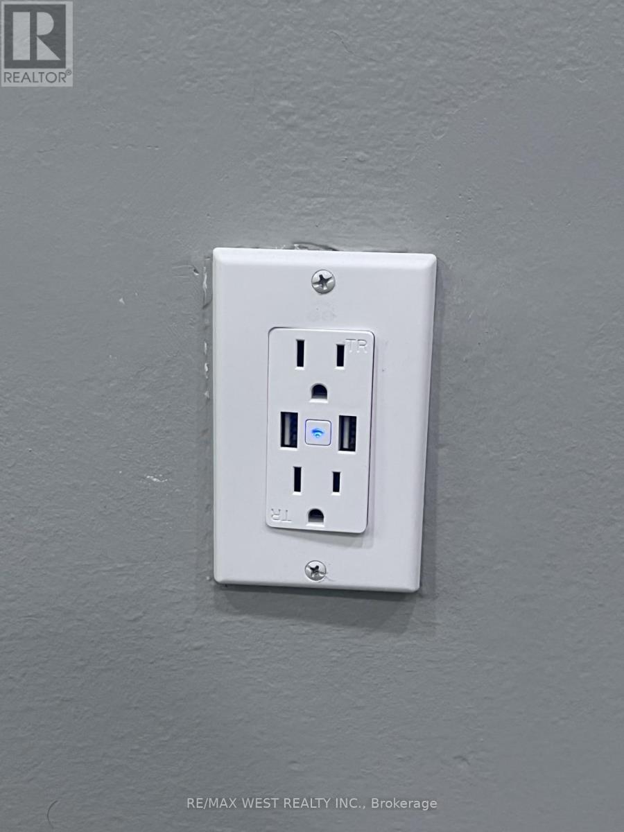 Main Floor - 241 Wychwood Avenue, Toronto (Humewood-Cedarvale), Ontario  M6C 2T5 - Photo 10 - C12871650