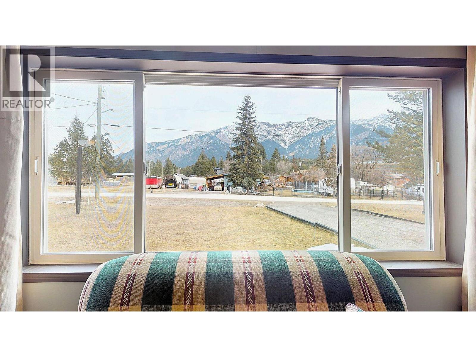 4826 Purcell Avenue, Edgewater, British Columbia  V0A 1E0 - Photo 3 - 10378631