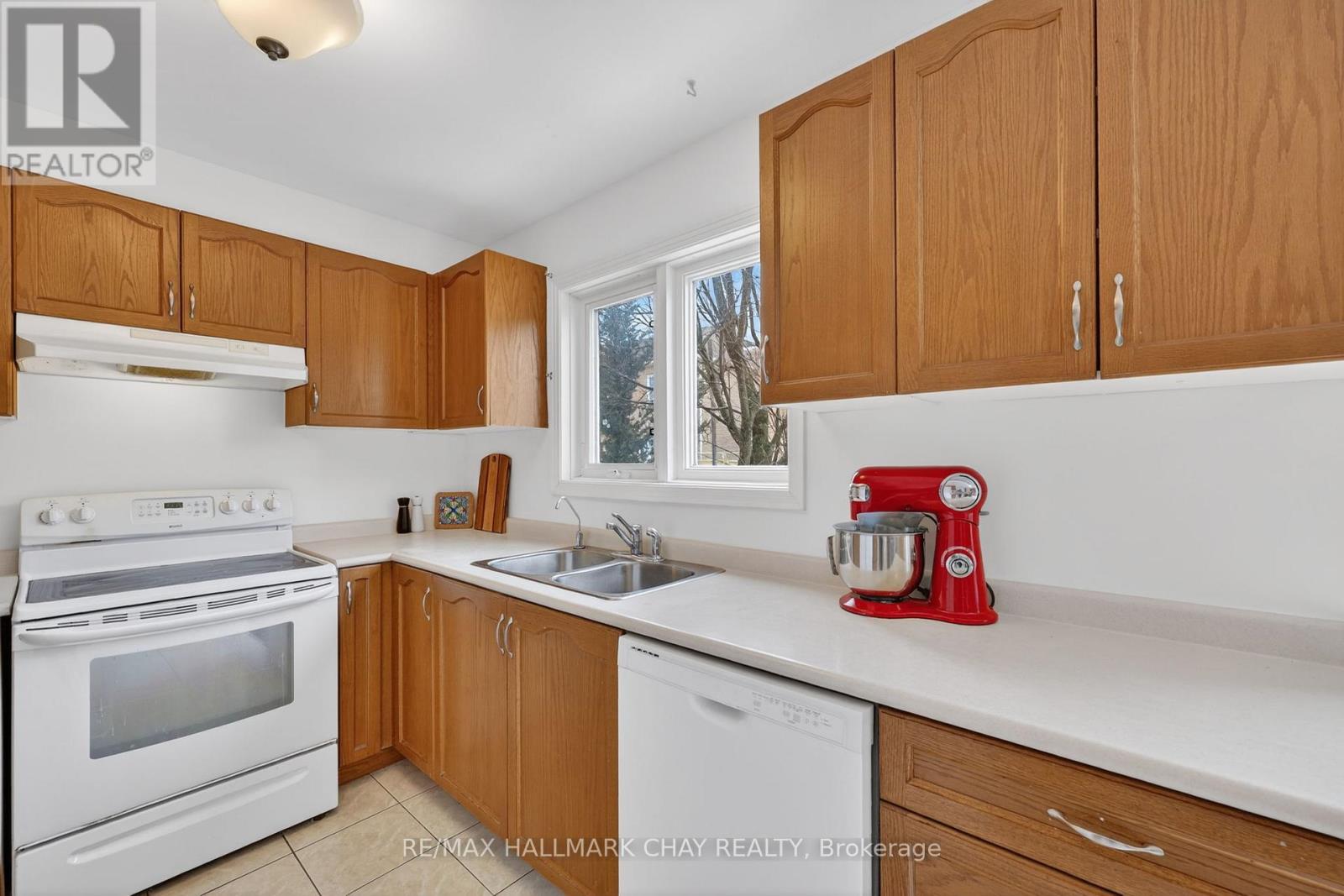 83 Beare Trail, Newmarket, Ontario  L3X 3B3 - Photo 11 - N12868088