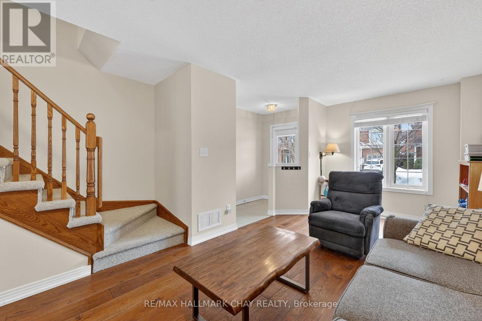 83 Beare Trail, Newmarket, Ontario  L3X 3B3 - Photo 4 - N12868088