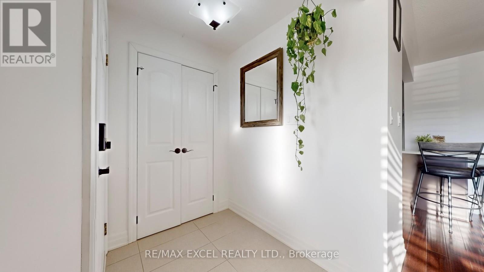 1849 Bonnymede Drive, Mississauga, Ontario  L5J 1E2 - Photo 7 - W12871392