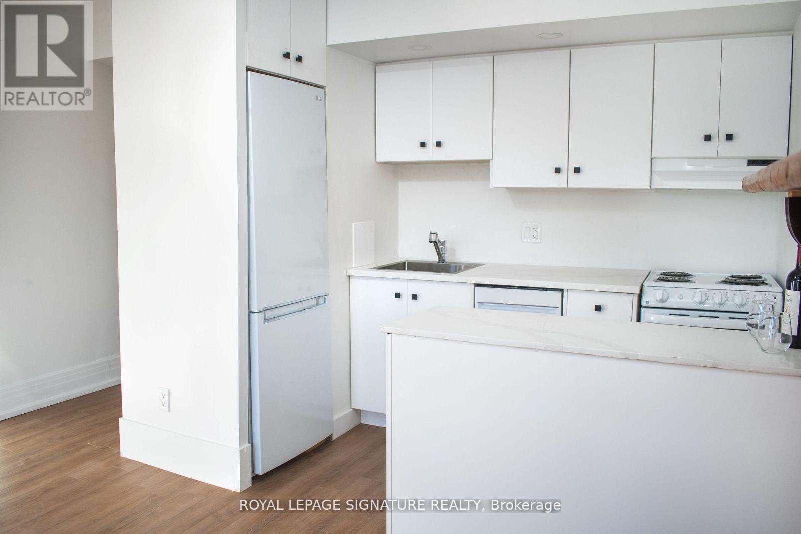 493 St Clarens Avenue, Toronto, Ontario  M5H 1W4 - Photo 4 - W12871400