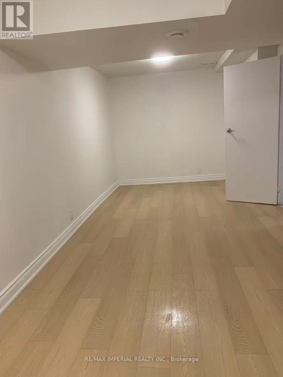 Lower - 657 Thamesford Terrace, Mississauga, Ontario  L5R 2B8 - Photo 11 - W12871444