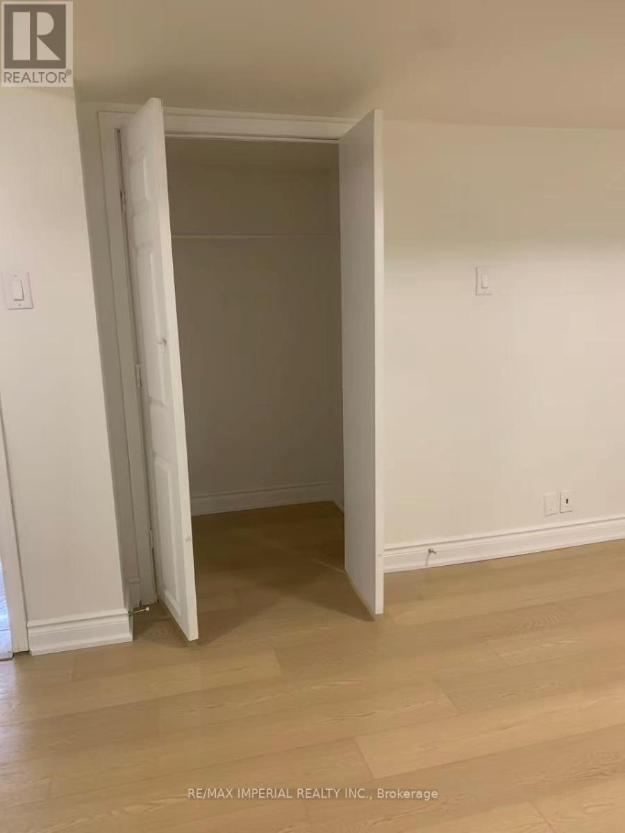 Lower - 657 Thamesford Terrace, Mississauga, Ontario  L5R 2B8 - Photo 12 - W12871444