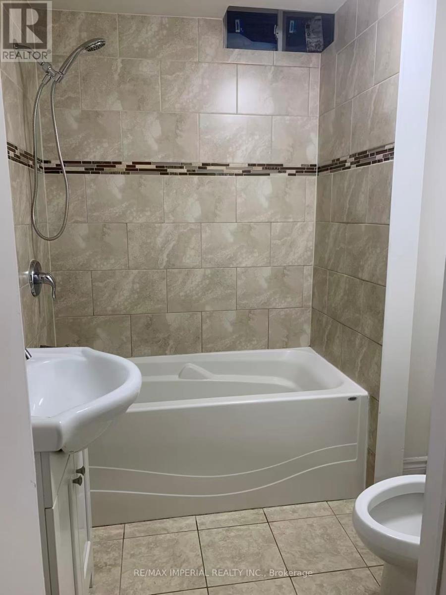 Lower - 657 Thamesford Terrace, Mississauga, Ontario  L5R 2B8 - Photo 13 - W12871444