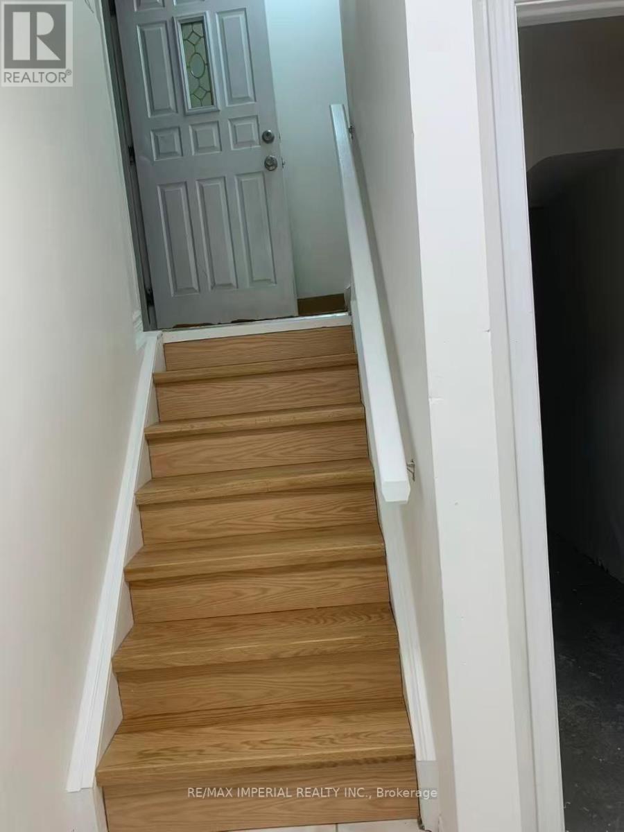 Lower - 657 Thamesford Terrace, Mississauga, Ontario  L5R 2B8 - Photo 2 - W12871444