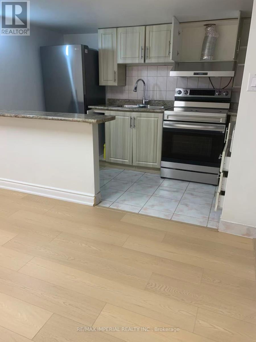 Lower - 657 Thamesford Terrace, Mississauga, Ontario  L5R 2B8 - Photo 8 - W12871444