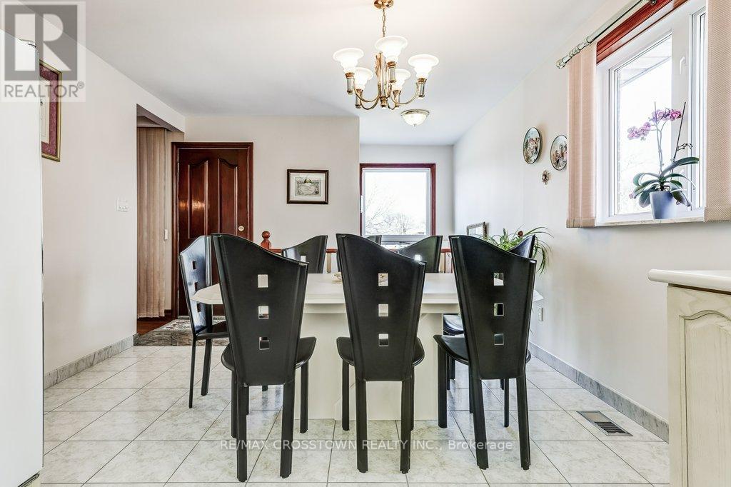 25 Rockbank Crescent, Toronto, Ontario  M9M 1L1 - Photo 10 - W12871488