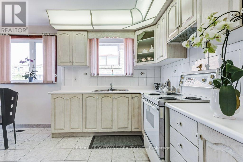 25 Rockbank Crescent, Toronto, Ontario  M9M 1L1 - Photo 11 - W12871488