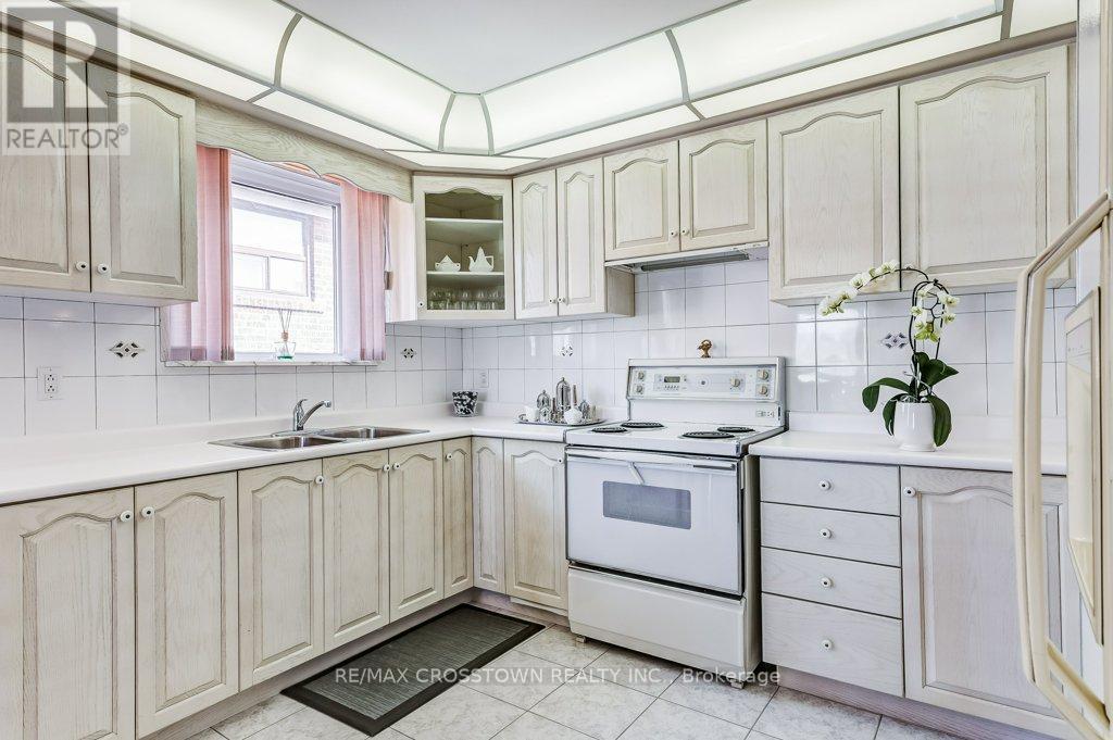 25 Rockbank Crescent, Toronto, Ontario  M9M 1L1 - Photo 12 - W12871488