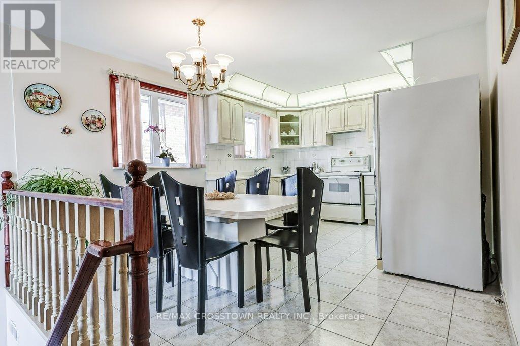 25 Rockbank Crescent, Toronto, Ontario  M9M 1L1 - Photo 13 - W12871488