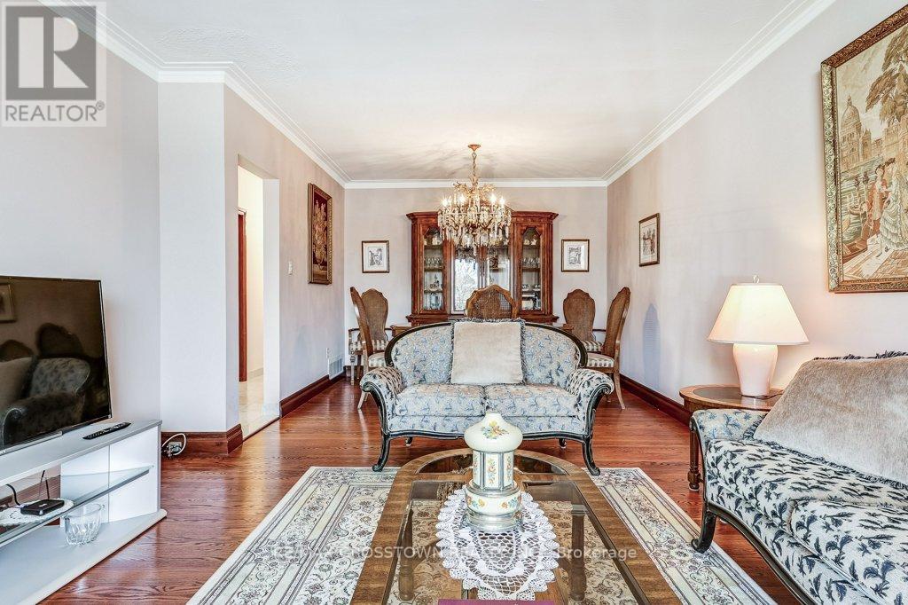 25 Rockbank Crescent, Toronto, Ontario  M9M 1L1 - Photo 14 - W12871488