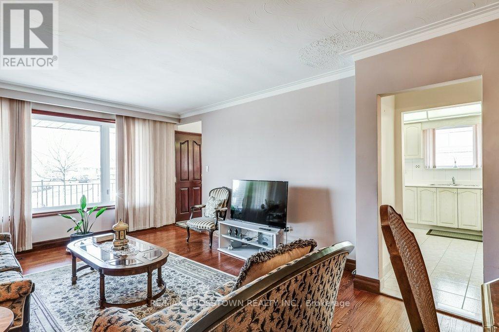 25 Rockbank Crescent, Toronto, Ontario  M9M 1L1 - Photo 16 - W12871488