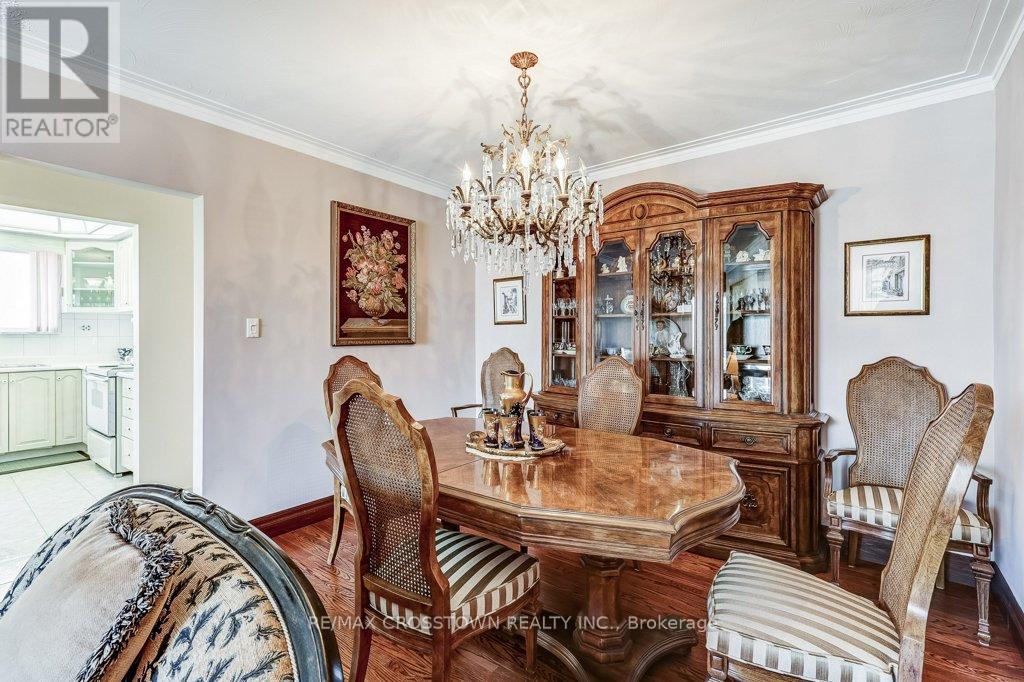 25 Rockbank Crescent, Toronto, Ontario  M9M 1L1 - Photo 17 - W12871488