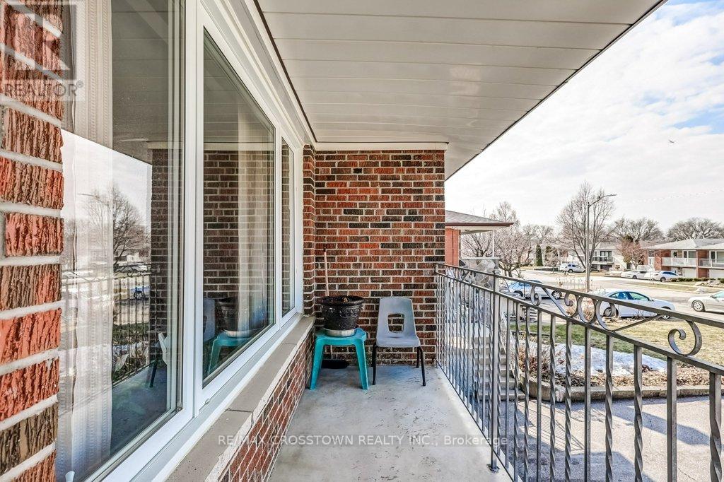 25 Rockbank Crescent, Toronto, Ontario  M9M 1L1 - Photo 18 - W12871488