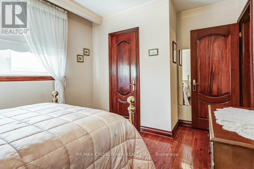 25 Rockbank Crescent, Toronto, Ontario  M9M 1L1 - Photo 20 - W12871488