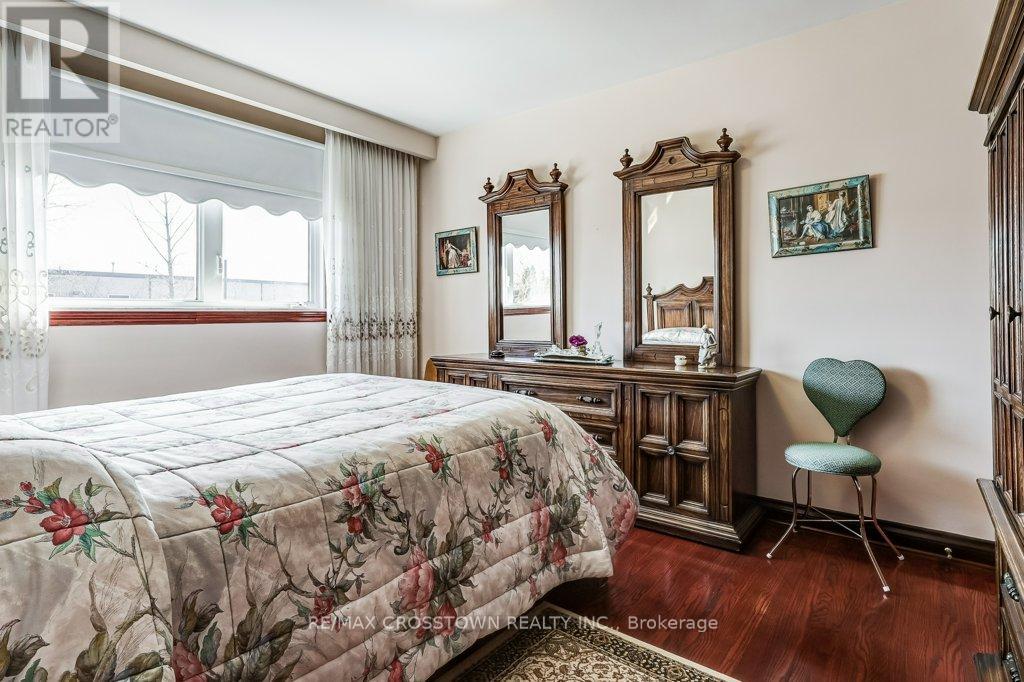 25 Rockbank Crescent, Toronto, Ontario  M9M 1L1 - Photo 21 - W12871488