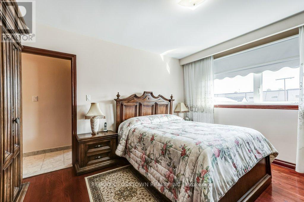 25 Rockbank Crescent, Toronto, Ontario  M9M 1L1 - Photo 23 - W12871488