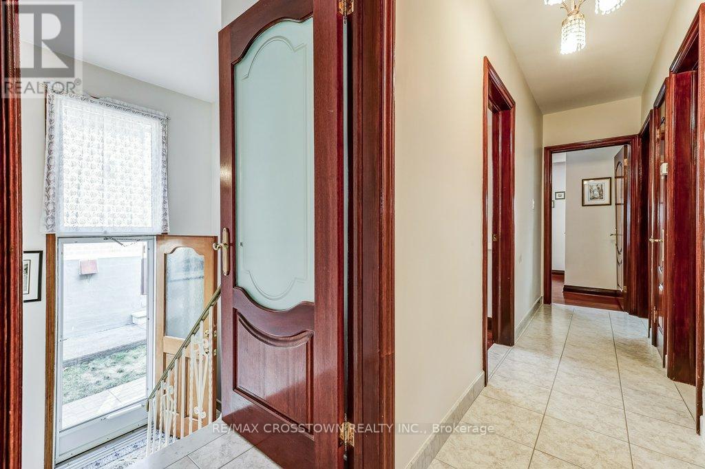 25 Rockbank Crescent, Toronto, Ontario  M9M 1L1 - Photo 27 - W12871488