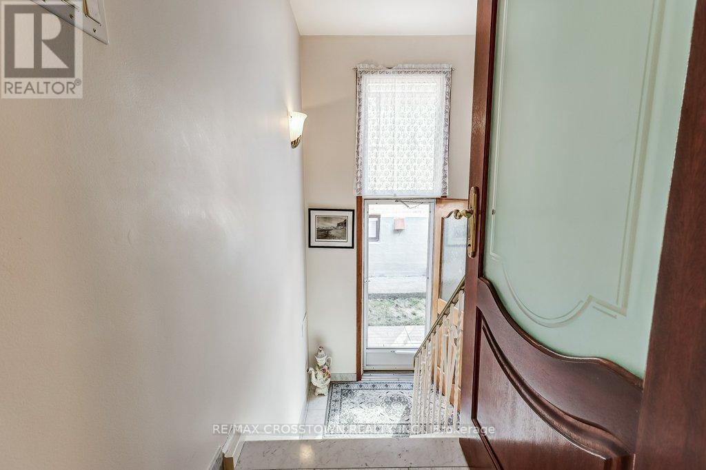 25 Rockbank Crescent, Toronto, Ontario  M9M 1L1 - Photo 28 - W12871488