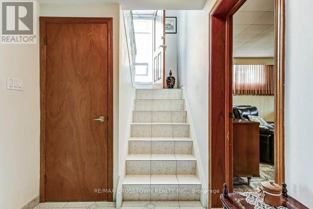 25 Rockbank Crescent, Toronto, Ontario  M9M 1L1 - Photo 29 - W12871488