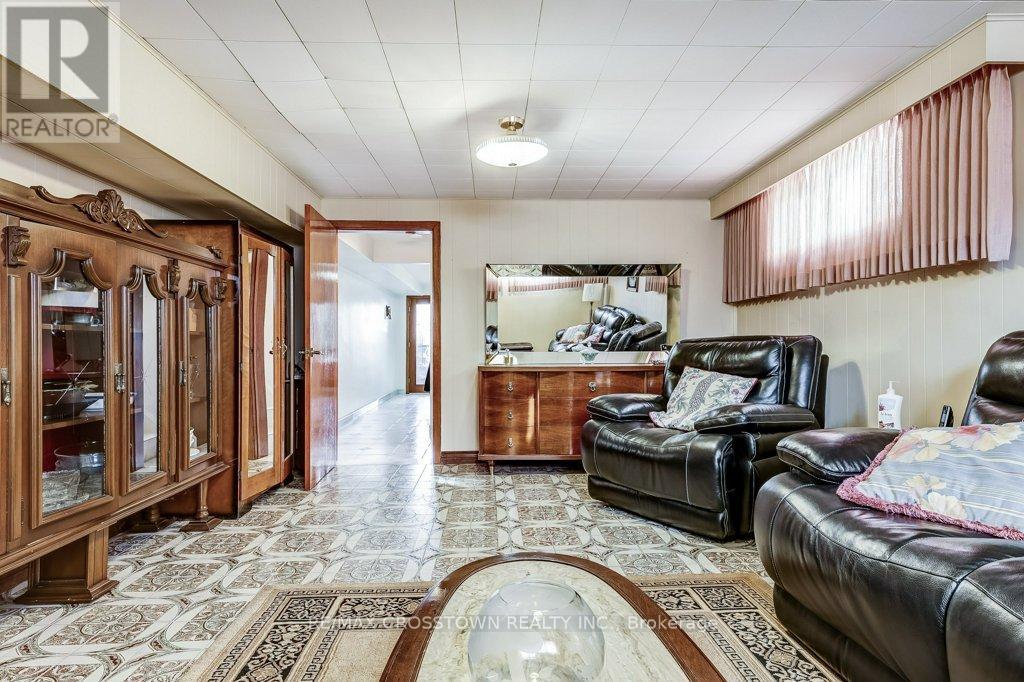 25 Rockbank Crescent, Toronto, Ontario  M9M 1L1 - Photo 31 - W12871488