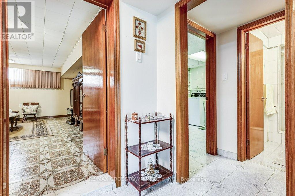 25 Rockbank Crescent, Toronto, Ontario  M9M 1L1 - Photo 32 - W12871488