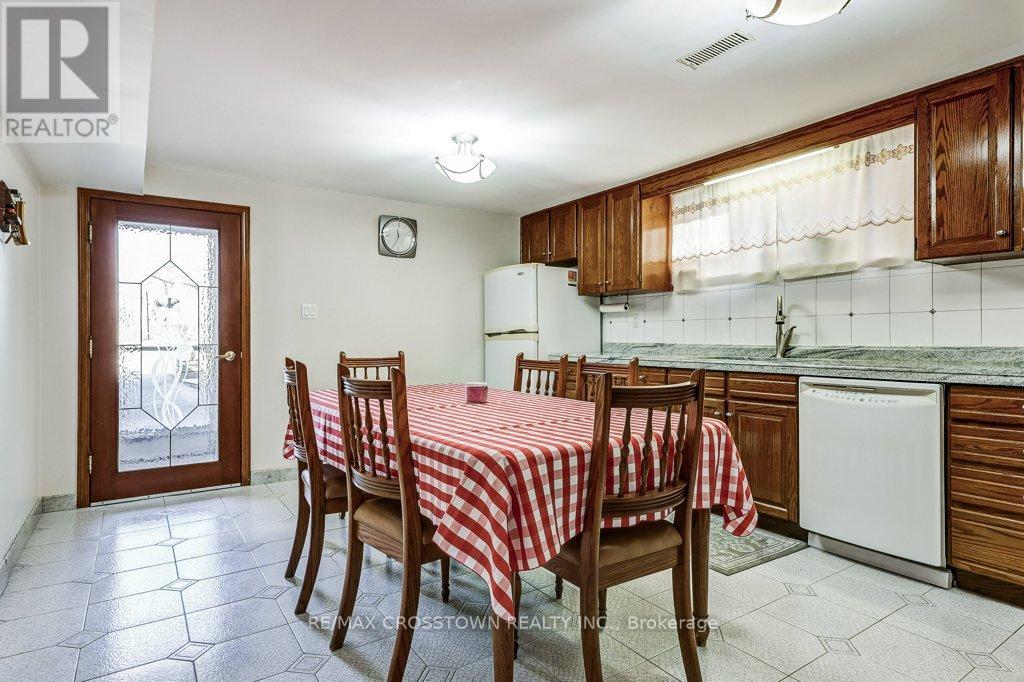 25 Rockbank Crescent, Toronto, Ontario  M9M 1L1 - Photo 34 - W12871488