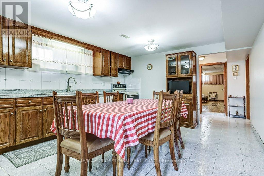 25 Rockbank Crescent, Toronto, Ontario  M9M 1L1 - Photo 35 - W12871488