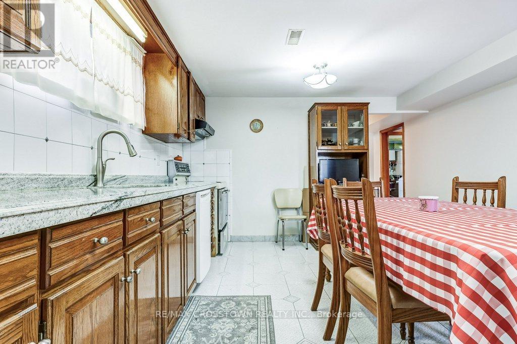 25 Rockbank Crescent, Toronto, Ontario  M9M 1L1 - Photo 36 - W12871488