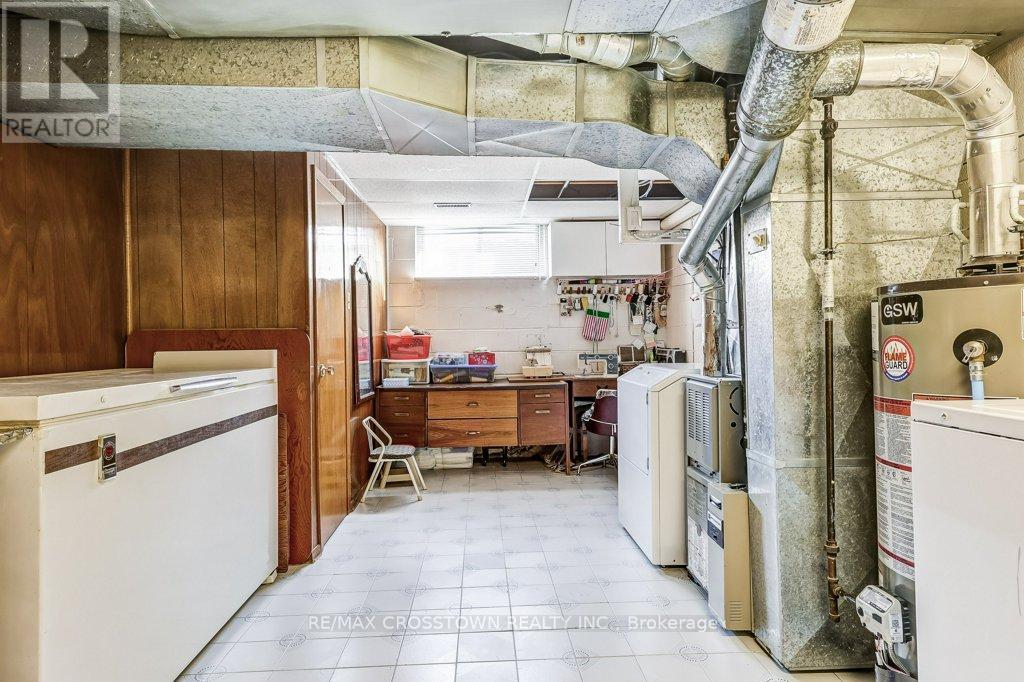 25 Rockbank Crescent, Toronto, Ontario  M9M 1L1 - Photo 37 - W12871488