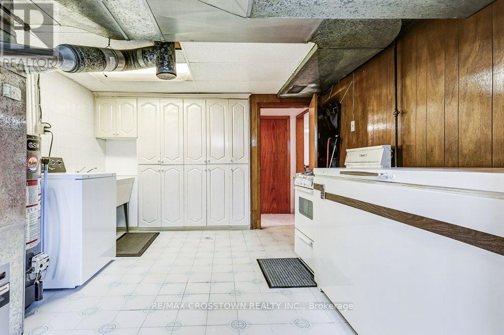 25 Rockbank Crescent, Toronto, Ontario  M9M 1L1 - Photo 39 - W12871488