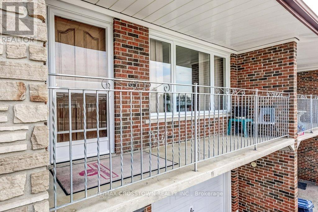 25 Rockbank Crescent, Toronto, Ontario  M9M 1L1 - Photo 40 - W12871488