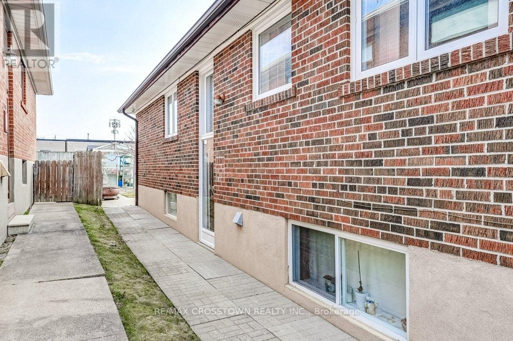 25 Rockbank Crescent, Toronto, Ontario  M9M 1L1 - Photo 41 - W12871488